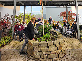 Bewohnerschaft vom Alten- und Pflegeheim St. Franziskus Perl-Besch freut sich über einen eigenen Maibaum