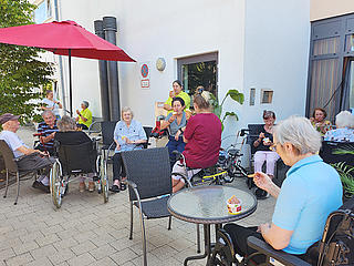 Eis essen im Alten- und Pflegeheim St. Franziskus Perl-Besch