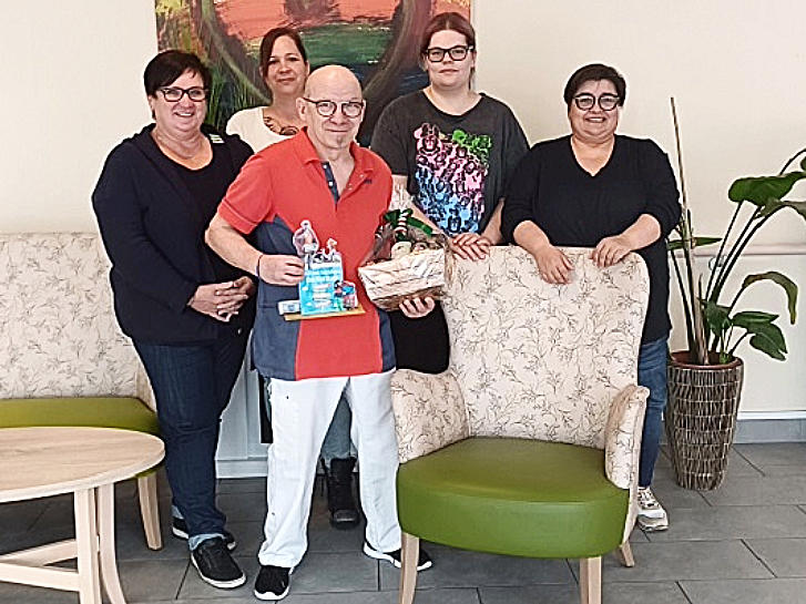 Einrichtungsleiterin Marianne Lackas verabschiedet Joerg Dibo in den Ruhestand - Alten- und Pflegeheim St. Franziskus Perl-Besch