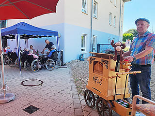 Drehorgelspieler im Alten - und Pflegeheim St. Franziskus Perl-Besch