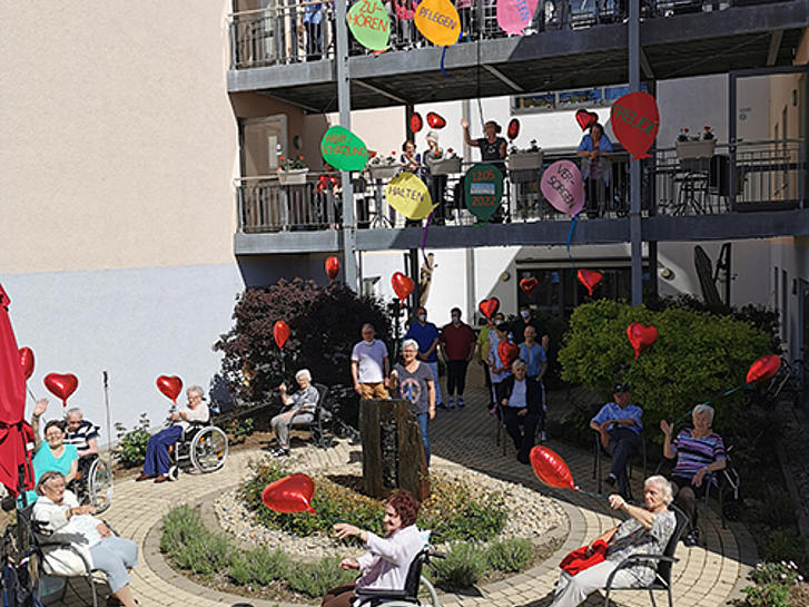 Bewohner mit Lufballons zum Tag der Pflege 2022