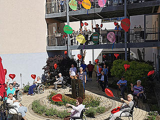 Bewohner mit Lufballons zum Tag der Pflege 2022