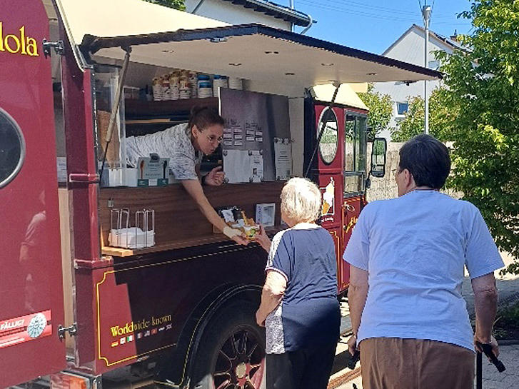 Eis essen im Alten- und Pflegeheim St. Franziskus Perl-Besch