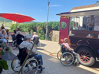 Eis essen im Alten- und Pflegeheim St. Franziskus Perl-Besch