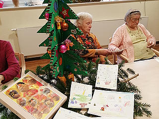 Weihnachtsbaum und Bilder von der Kindertagesstätte in Perl-Besch