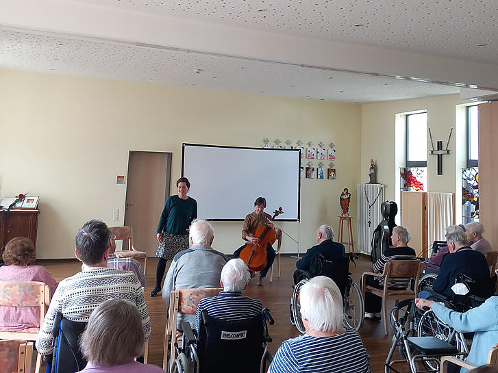 Geschichtenerzähler mit Cello im Alten- und Pflegeheim St. Franziskus Perl-Besch