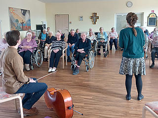 Geschichtenerzähler mit Cello im Alten- und Pflegeheim St. Franziskus Perl-Besch